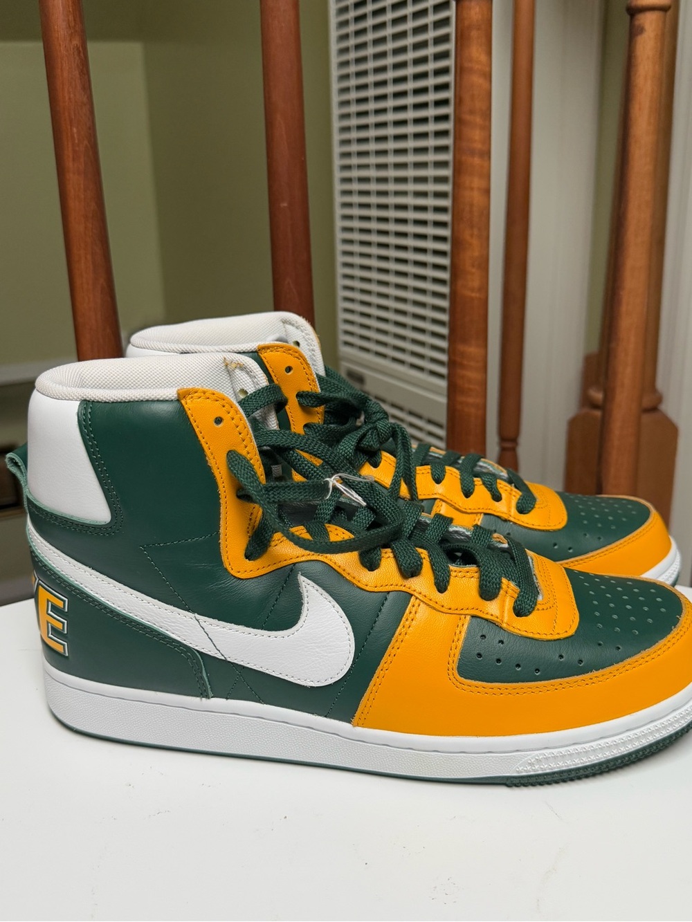 Nike High-Top Sneakers in Dark Green, Yellow & White size 10.5 men H42N5